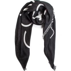 Szal Calvin Klein Industrial Branding Scarf K60K605150. Czarne szaliki damskie Calvin Klein, bez wzorów. W wyprzedaży za 159,00 zł.