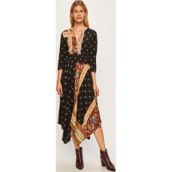 Desigual - Sukienka. Sukienki damskie Desigual, na co dzień, bez wzorów, z wiskozy, casualowe, bez kołnierzyka, bez rękawów, midi, rozkloszowane. W wyprzedaży za 359,90 zł.