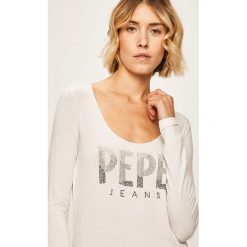 Pepe Jeans - Longsleeve Calissa. Białe bluzki damskie Pepe Jeans, s, z aplikacjami, z elastanu, casualowe, z okrągłym kołnierzem, z długim rękawem. Za 179,90 zł.