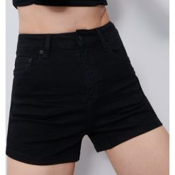 Jeansowe szorty - Czarny. Czarne szorty damskie Reserved, bez wzorów, z jeansu. Za 79,99 zł.