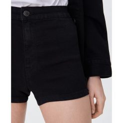 Jeansowe szorty basic - Czarny. Czarne szorty damskie Sinsay, bez wzorów, z jeansu. Za 39,99 zł.