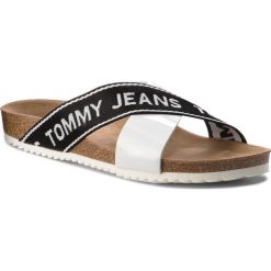 Klapki TOMMY JEANS - Flat Cor EN0EN00322 Off White 156. Czarne klapki damskie marki Tommy Jeans, bez wzorów, z jeansu, bez obcasa. W wyprzedaży za 189,00 zł.