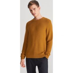 Sweter z ozdobnym splotem - Żółty. Żółte swetry damskie Reserved, s, bez wzorów, ze splotem, bez kołnierzyka, bez kaptura. Za 139,99 zł.