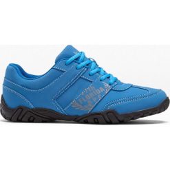 Sneakersy bonprix niebieski. Niebieskie sneakersy męskie bonprix, bez zapięcia. Za 79,99 zł.