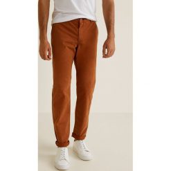 Mango Man - Spodnie Barna3. Szare chinosy męskie Mango Man, z bawełny. Za 199,90 zł.