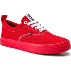 Tenisówki TOMMY JEANS - Classic Tommy Jeans Sneaker EN0EN00540 Flame Scarlet 668. Czerwone półbuty damskie marki Tommy Jeans, bez wzorów, z jeansu, bez zapięcia. Za 299,00 zł.