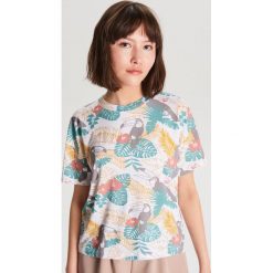 Koszulka oversize - Kremowy. Białe koszulki damskie Cropp, s, bez wzorów, bez kołnierzyka. W wyprzedaży za 9,99 zł.