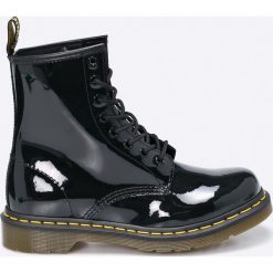 Dr Martens - Botki. Czarne botki damskie na obcasie marki Dr. Martens, z materiału, z okrągłym noskiem, na sznurówki. W wyprzedaży za 499,90 zł.