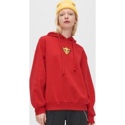 Bluza z Simbą - Czerwony. Czerwone bluzy damskie Cropp, xs, bez wzorów, bez rękawów, bez kaptura. Za 99,99 zł.