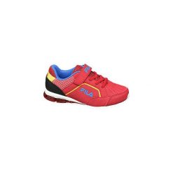 Czerwone sneakersy chłopięce Fila z niebieskim wnętrzem. Czerwone trampki chłopięce bez wzorów, z materiału, sportowe, bez zapięcia. Za 119,90 zł.