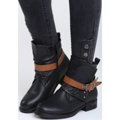 Czarne Buty Sportowe Forever Smiled. Czarne buty sportowe damskie marki Born2be, sportowe, na niskim obcasie, na płaskiej podeszwie, z paskami. Za 49,99 zł.