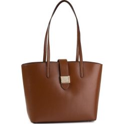 Torebka DKNY - Lyla Tote R94A3F67 Caramel CAR. Pomarańczowe torebki klasyczne damskie DKNY, bez wzorów, ze skóry, klasyczne, na ramię, bez dodatków. W wyprzedaży za 899,00 zł.
