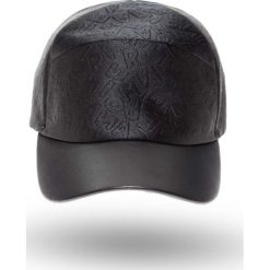 Czarna czapka z daszkiem we wzór. Czarne czapki damskie Emporio Armani, z aplikacjami, ze skóry ekologicznej. Za 351,60 zł.