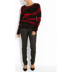 Sweter w kolorze czerwono-czarnym. Czerwone swetry damskie Jacqueline Riu, bez wzorów, ze splotem, klasyczne, bez rękawów, bez kaptura. W wyprzedaży za 89,95 zł.