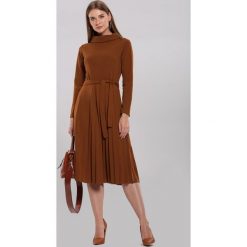 Brązowa Sukienka Arvada. Pomarańczowe sukienki damskie Renee, na zimę, s, bez wzorów, z dzianiny, bez kołnierzyka, bez rękawów, midi. Za 99,99 zł.