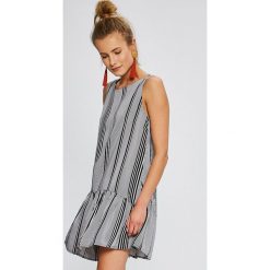 Answear - Kombinezon Stripes Vibes. Białe kombinezony damskie marki ANSWEAR, s, z wiskozy, z okrągłym kołnierzem. W wyprzedaży za 119,90 zł.