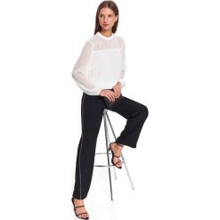 Bluzka z tkaniny plumetti. Białe bluzki damskie Top Secret, bez wzorów, z tkaniny, eleganckie, bez kołnierzyka, bez rękawów. W wyprzedaży za 79,99 zł.