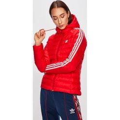 Adidas Originals - Kurtka. Czerwone kurtki damskie adidas Originals, bez wzorów, z poliesteru, krótkie. Za 379,90 zł.