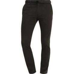Marc O'Polo DENIM GARMENT DYE PANTS Chinosy wallow green. Zielone spodnie męskie marki Marc O'Polo DENIM, m, bez wzorów, z elastanu. Za 389,00 zł.