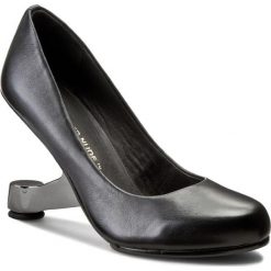 Półbuty UNITED NUDE - Eamz Pump 100100116 Black 1. Czarne półbuty damskie United Nude, bez wzorów, ze skóry, eleganckie, bez obcasa, na obcasie, bez zapięcia. W wyprzedaży za 579,00 zł.