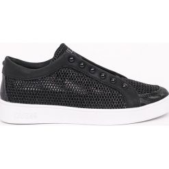 Guess Jeans - Buty. Czarne buty sportowe damskie Guess Jeans, z aplikacjami, z gumy. W wyprzedaży za 269,90 zł.