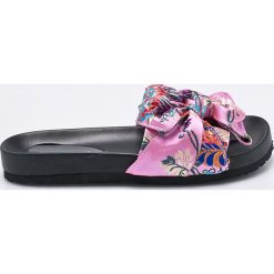 Public Desire - Klapki. Różowe klapki damskie marki Public Desire, z materiału. W wyprzedaży za 69,90 zł.