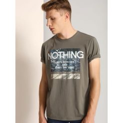 T-SHIRT KRÓTKI RĘKAW MĘSKI Z NADRUKIEM. Szare t-shirty męskie z nadrukiem Top Secret, na jesień, m, z klasycznym kołnierzykiem. Za 19,99 zł.