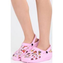 Różowe Klapki Angry Birds. Czerwone crocsy damskie Born2be, z motywem zwierzęcym. Za 4,99 zł.