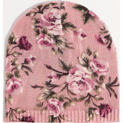 Czapka beanie w kwiaty - Wielobarwn. Różowe czapki damskie Mohito, w kwiaty. Za 39,99 zł.