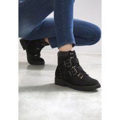 Czarne Welurowe Botki Too Late. Czarne botki damskie marki Born2be, na lato, z weluru, na niskim obcasie, z paskami. Za 74,99 zł.