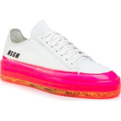 Sneakersy MSGM - Floating Sneakers 2741MDS726 168 15 Biały. Białe półbuty damskie MSGM, na co dzień, bez wzorów, ze skóry, bez obcasa, na płaskiej podeszwie, bez zapięcia. W wyprzedaży za 889,00 zł.