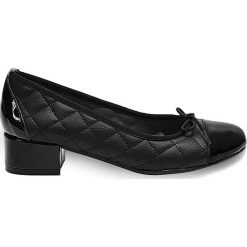 Skórzane baleriny w kolorze czarnym. Czarne baleriny damskie Abril Flowers, bez wzorów, bez obcasa. W wyprzedaży za 124,95 zł.