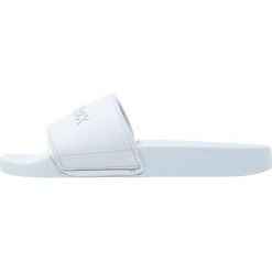 Klapki damskie: Ivy Park EMBOSSED LOGO SLIDER Klapki eggshell