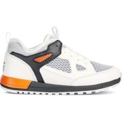 Geox - Buty dziecięce. Białe trampki chłopięce Geox, bez wzorów, ze skóry, sportowe, z okrągłym noskiem, na sznurówki. W wyprzedaży za 179,90 zł.