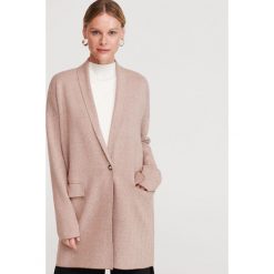 Dzianinowy blezer - Beżowy. Brązowe bolerka i narzutki damskie Reserved, s, bez wzorów, z dzianiny, bez rękawów. Za 139,99 zł.
