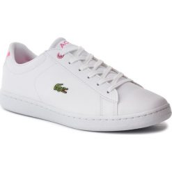 Sneakersy Lacoste Carnaby Evo Bl 2 Suj 7-37SUJ0012B53. Białe półbuty damskie Lacoste, bez wzorów, bez obcasa, bez zapięcia. Za 299,99 zł.