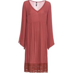 Sukienka midi z koronką bonprix brązowy marsala. Czerwone sukienki damskie bonprix, w koronkowe wzory, z koronki, bez kołnierzyka, bez rękawów, midi. Za 149,99 zł.