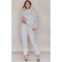 Vanessa Moe x NA-KD Spodnie dresowe - Grey. Szare spodnie damskie Vanessa Moe x NA-KD, z bawełny. W wyprzedaży za 80,97 zł.