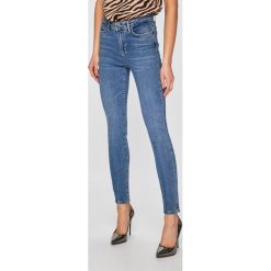 Guess Jeans - Jeansy 1981. Niebieskie jeansy damskie z wysokim stanem marki Guess Jeans, z aplikacjami, z bawełny. Za 399,90 zł.