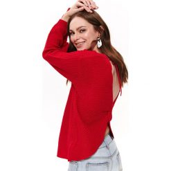 Sweter damski z dekoltem na plecach. Czerwone swetry damskie Top Secret, na lato, bez wzorów, z dzianiny, eleganckie, bez rękawów, bez kaptura. W wyprzedaży za 59,99 zł.