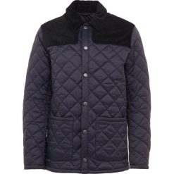 Barbour GILLOCK Kurtka przejściowa navy. Niebieskie kurtki męskie przejściowe Barbour, m, z materiału. Za 839,00 zł.