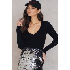 Swetry klasyczne damskie: NA-KD Trend Sweter basic w prążki – Black