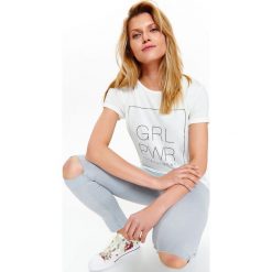 T-shirt z nadrukiem z przodu. Białe t-shirty damskie Top Secret, z nadrukiem, z bawełny, bez kołnierzyka. W wyprzedaży za 24,99 zł.