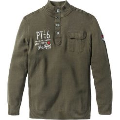 Sweter ze stójką Regular Fit bonprix ciemnooliwkowy. Zielone golfy męskie marki bonprix, s, z haftami, ze stójką. Za 54,99 zł.