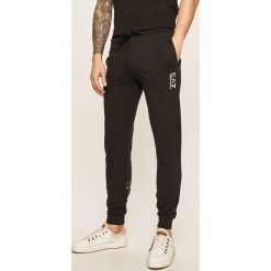 EA7 Emporio Armani - Spodnie. Czarne spodnie męskie EA7 Emporio Armani, m, z nadrukiem, z elastanu. W wyprzedaży za 269,90 zł.