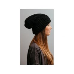 POMPOM - czarna czapka oversize. Czarne czapki damskie Pompom, na zimę, bez wzorów, z wełny. Za 249,00 zł.