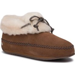 Kapcie EMU AUSTRALIA - Leichardt W12059 Chestnut. Pomarańczowe klapki damskie EMU Australia, z aplikacjami, z wełny, bez obcasa. W wyprzedaży za 259,00 zł.