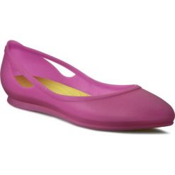 Baleriny CROCS - Rio Flat W 16265 Vibrant Violet/Chartreuse. Fioletowe baleriny damskie Crocs, bez wzorów, z tworzywa sztucznego, bez obcasa, na płaskiej podeszwie. W wyprzedaży za 169,00 zł.