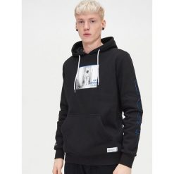 Bluza z nadrukiem na plecach - Czarny. Czarne bluzy męskie Cropp, s, z nadrukiem, z dekoltem na plecach, bez rękawów, bez kaptura. W wyprzedaży za 64,99 zł.