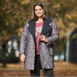 Asymetryczny szary kimonowy płaszcz Lara duże rozmiary XXL. Szare płaszcze damskie Moda Size Plus Iwanek, na zimę, xxl, bez wzorów, z wełny, klasyczne. Za 439,00 zł.